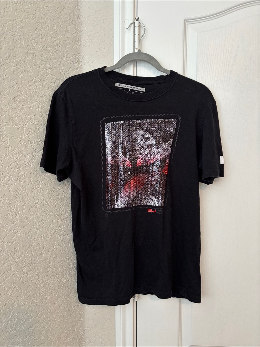 Pre-owned Sean John Black Short-Sleeve Graphic Tee with Red Accent
